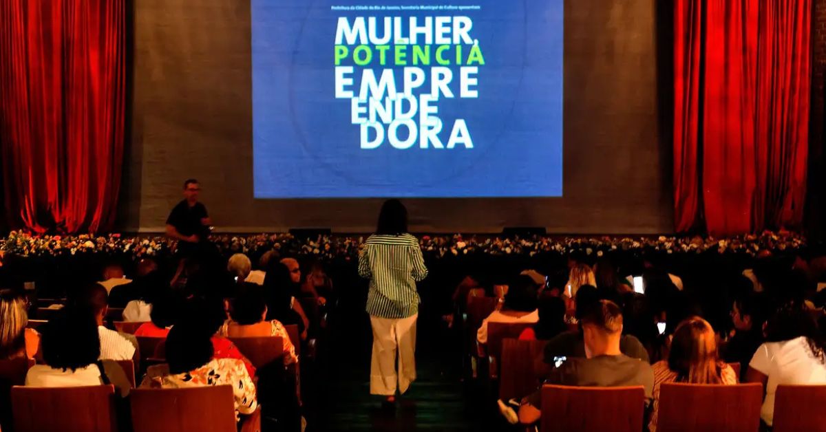 Mulheres empreendedoras em formatura de projeto social no Rio de Janeiro
