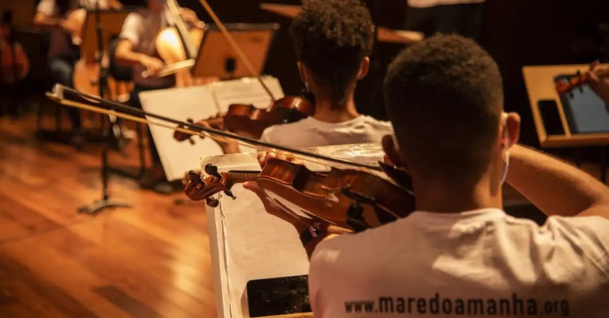Jovens do Complexo da Maré encontram na orquestra da Maré um caminho de cultura e esperança.