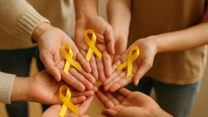 laços amarelos em mãos unidas simbolizando a prevenção ao suicídio.