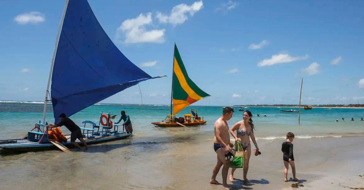Família aproveita praia no Nordeste com práticas de viagem mais sustentável