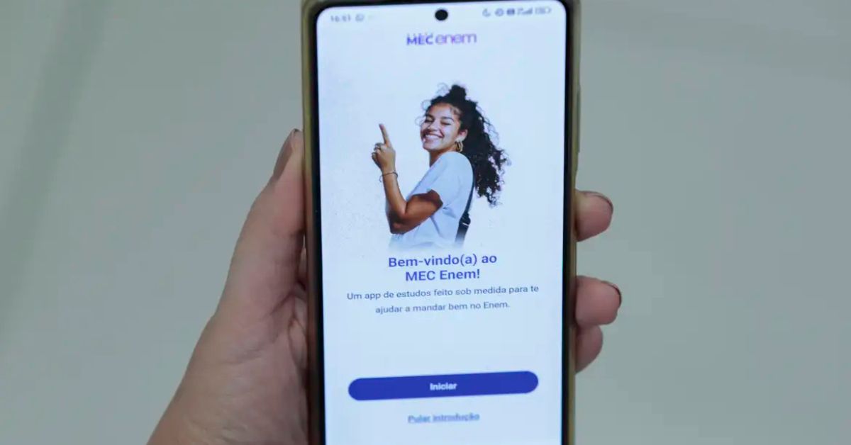 Pessoa segura um celular mostrando a tela inicial do Aplicativo do MEC para o Enem.