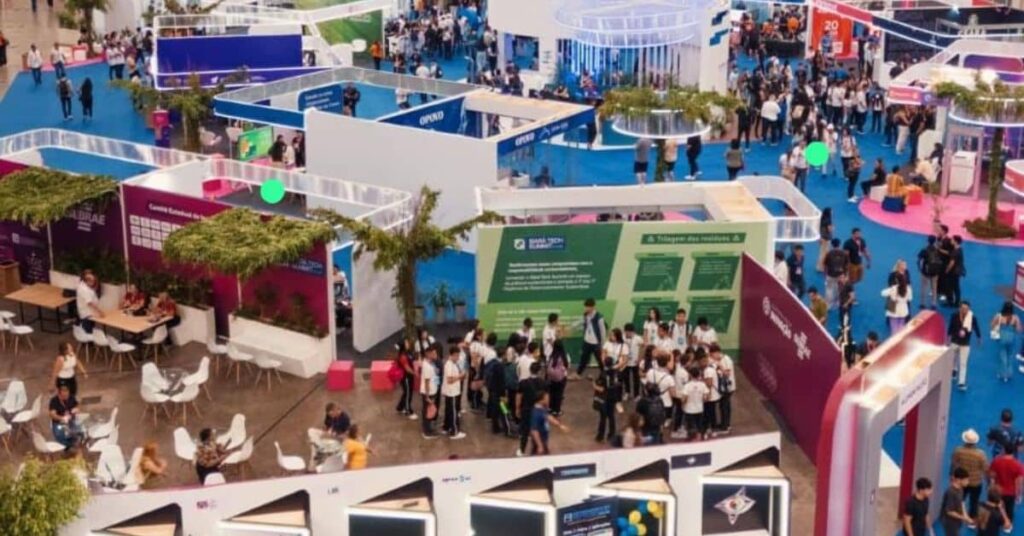 Vista panorâmica da Feira do Empreendedor e do Siará Tech Summit 2025, realizados pelo Sebrae Ceará, mostrando o grande público nos estandes.
