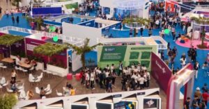 Vista panorâmica da Feira do Empreendedor e do Siará Tech Summit 2025, realizados pelo Sebrae Ceará, mostrando o grande público nos estandes.