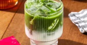 Copo de matcha latte gelado representa a febre global do matcha no Brasil