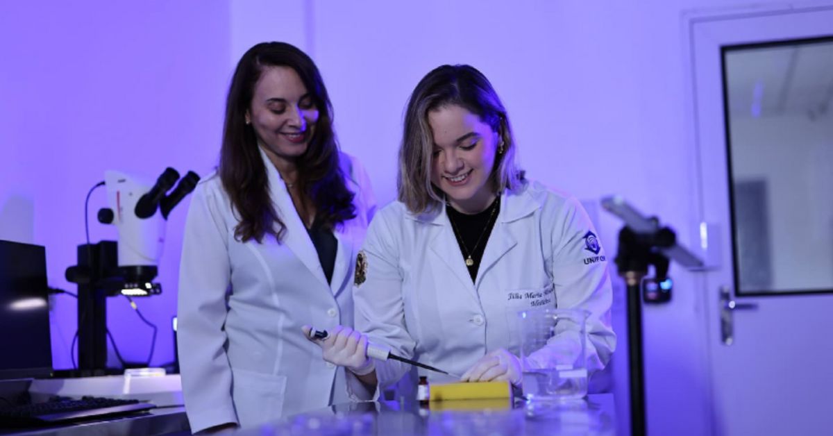 Pesquisadoras da Universidade de Fortaleza realizam experimentos em laboratório apoiado pela Fundação Edson Queiroz.