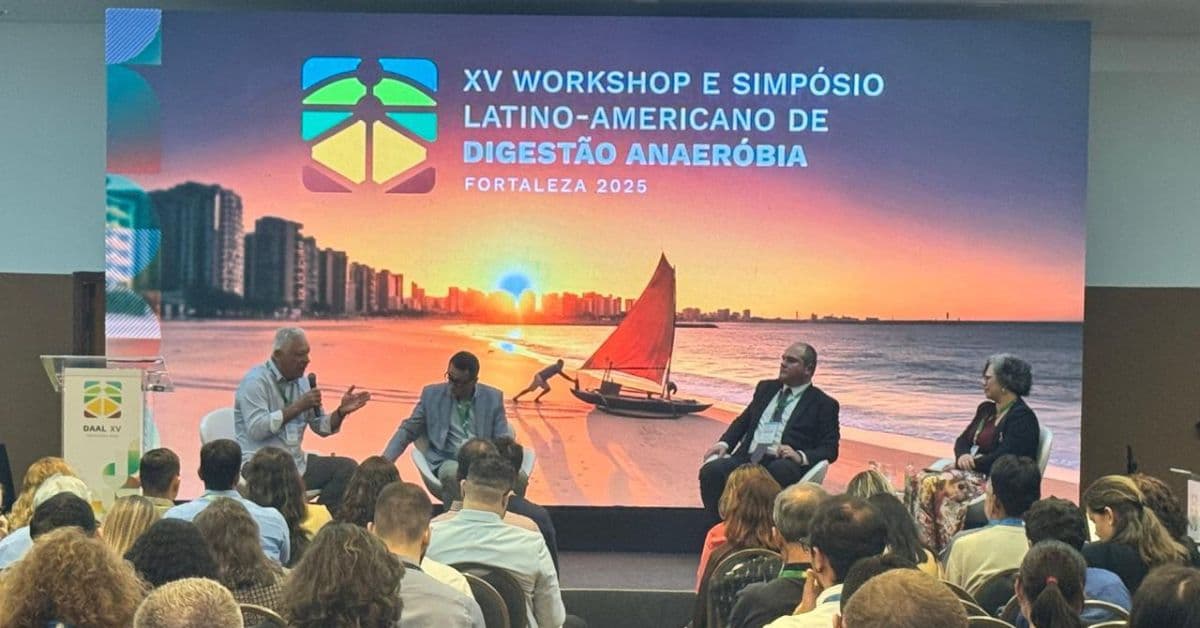 Painel sobre transição energética e digestão anaeróbia durante o DAAL XV em Fortaleza, com participação de especialistas e presença da Marquise Ambiental.