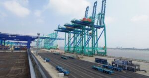 Porto robotizado na China com guindastes autônomos e veículos elétricos no Terminal C de Tianjin