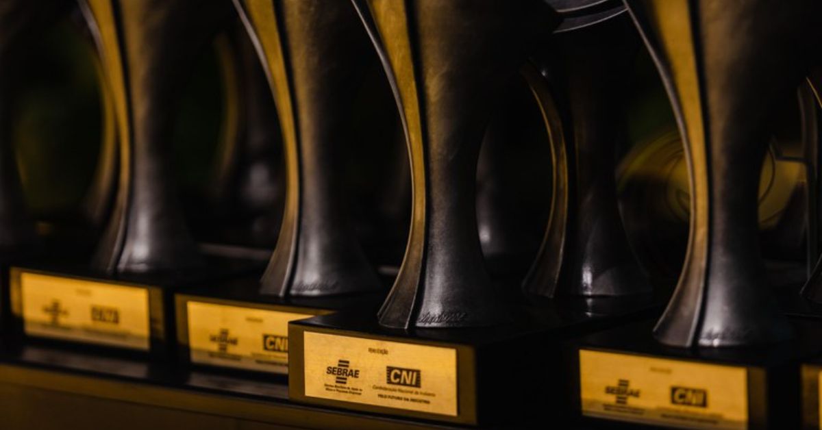 Troféus do Prêmio Nacional de Inovação 2025 organizados para cerimônia da CNI e do Sebrae