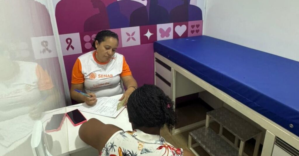 Profissional da Rede ICC Saúde realiza atendimento e orientação a paciente durante ação do Outubro Rosa no interior do Ceará.