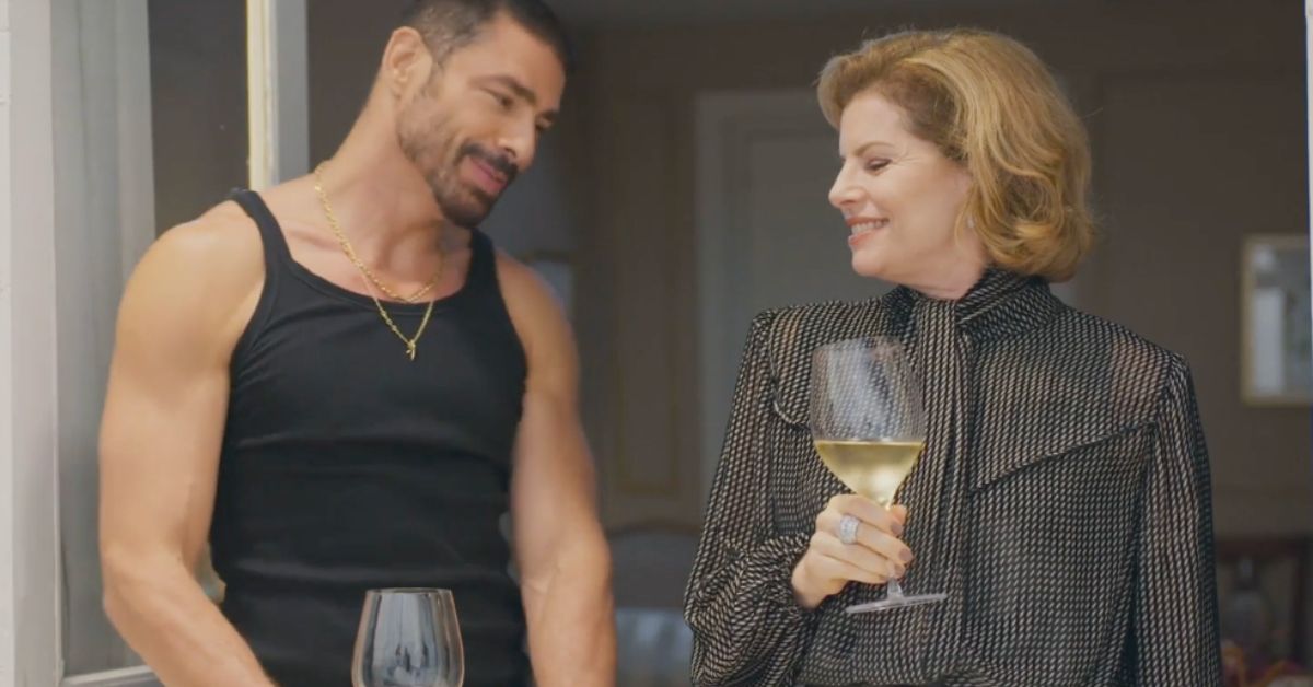 Cena de suspense do remake de Vale Tudo com dois personagens brindando com vinho