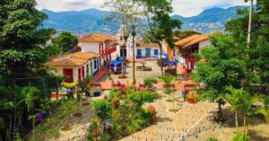 Vila colorida cercada por montanhas representa a beleza da Colômbia