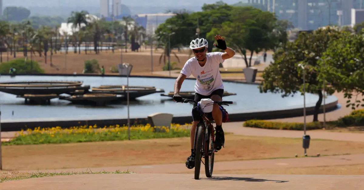 ciclista da COP30 pedala sorridente rumo a Belém para promover educação climática