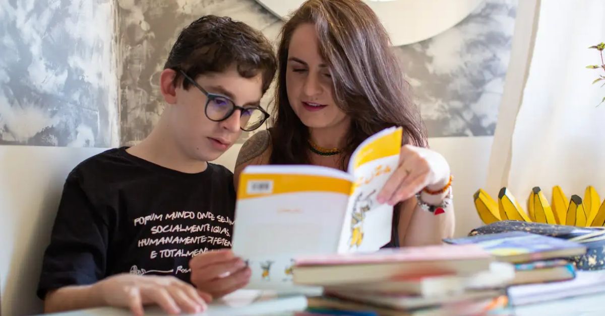 Estudante com deficiência participa de aula em escola inclusiva no Brasil.