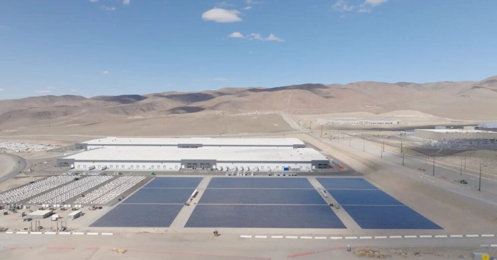 Campus da Redwood Materials em Nevada com painéis solares e sistema de energia limpa
