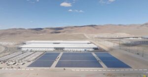 Campus da Redwood Materials em Nevada com painéis solares e sistema de energia limpa