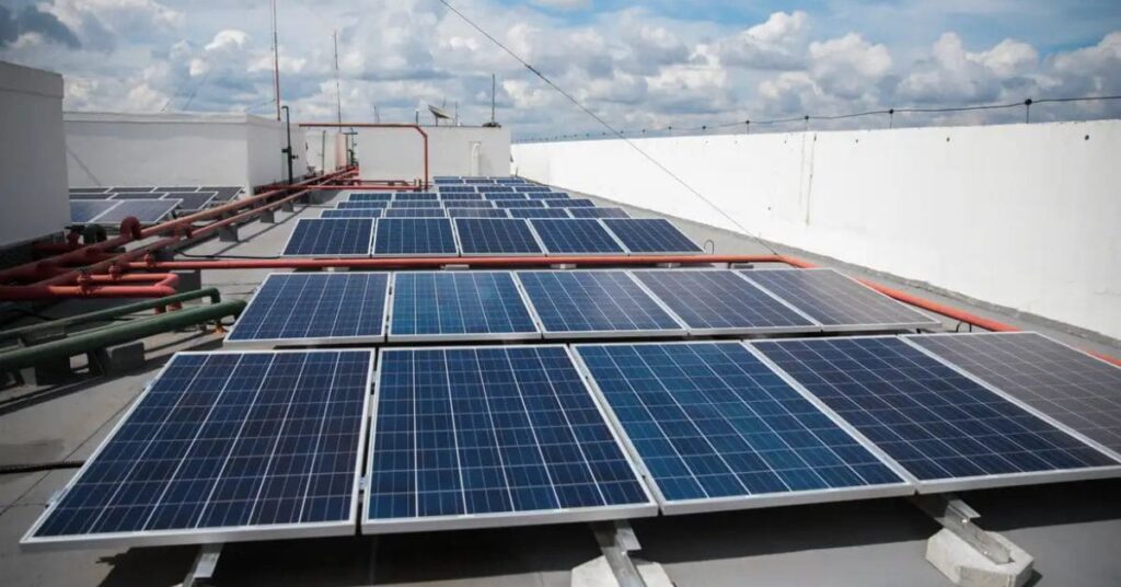 Painéis solares gerando energia solar no Brasil.