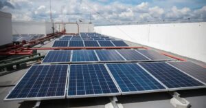 Painéis solares gerando energia solar no Brasil.