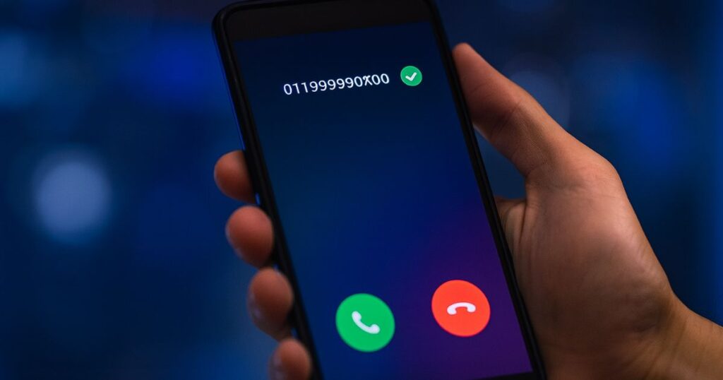 Texto alternativo: Smartphone mostrando chamada autenticada para reduzir golpes em ligações telefônicas.