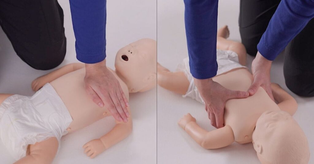 profissional demonstra manobras de desengasgo em bebê durante treinamento da AHA.