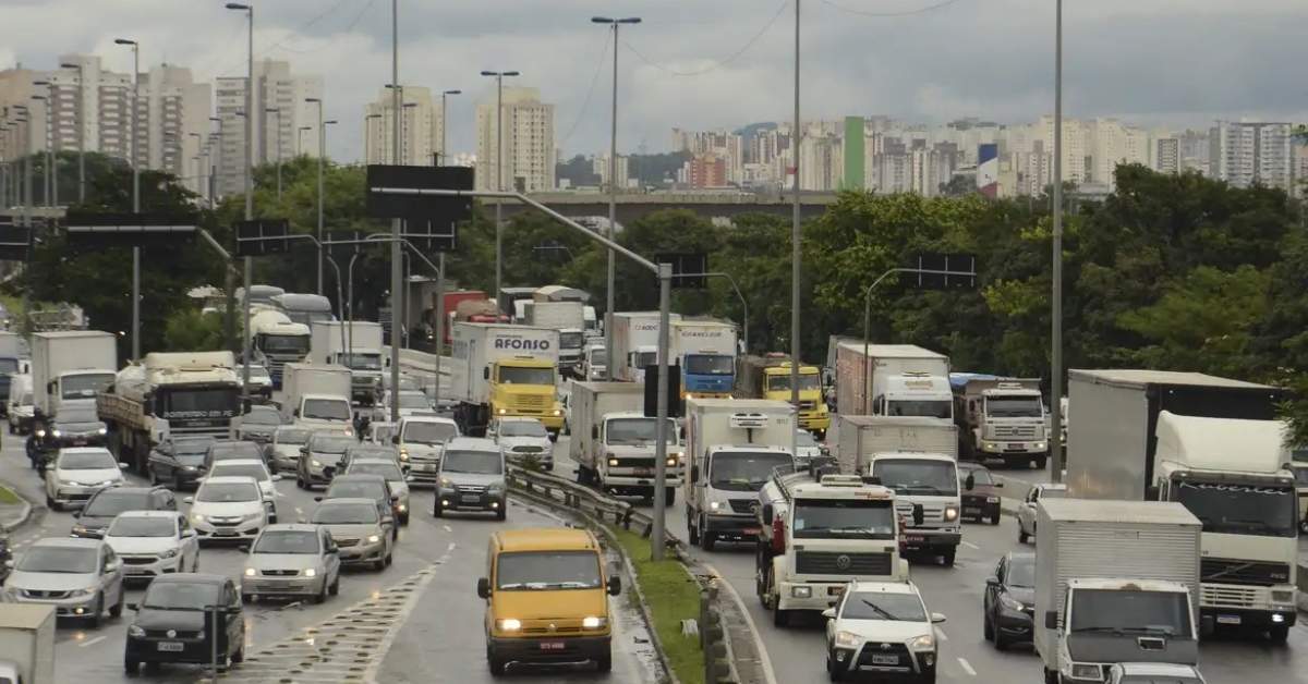 Tráfego intenso em avenida de São Paulo representa desafios e metas climáticas para redução de emissões.