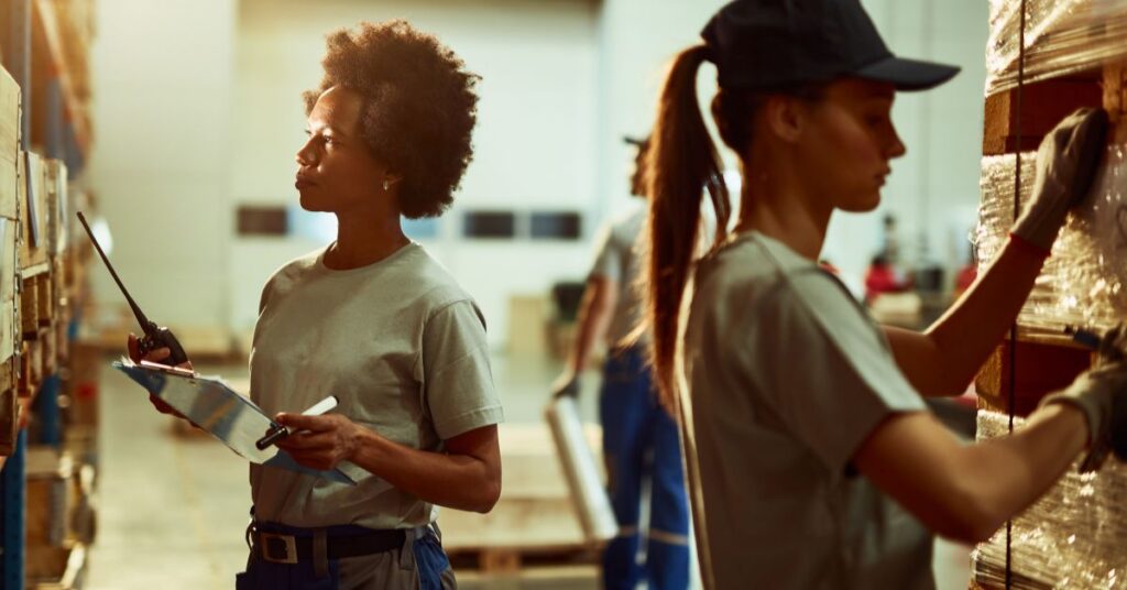 trabalhadoras brasileiras em ambiente industrial simbolizando queda do desemprego