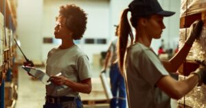 trabalhadoras brasileiras em ambiente industrial simbolizando queda do desemprego