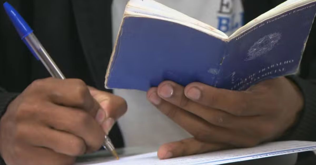 carteira de trabalho simboliza redução da desigualdade nas metrópoles