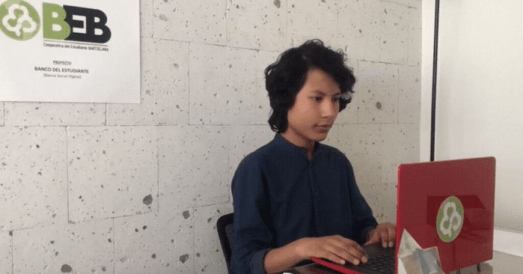 Jovem peruano administra banco estudantil voltado à reciclagem no Peru.