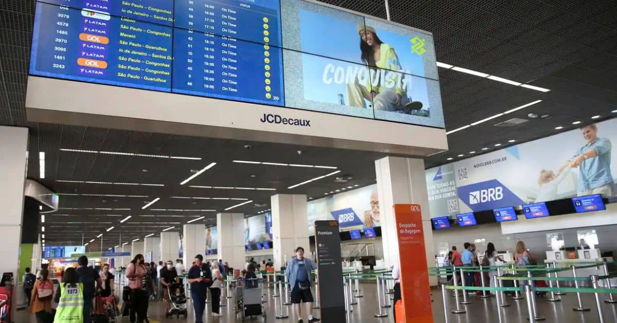 passageiros em aeroporto durante recorde de turistas no Brasil