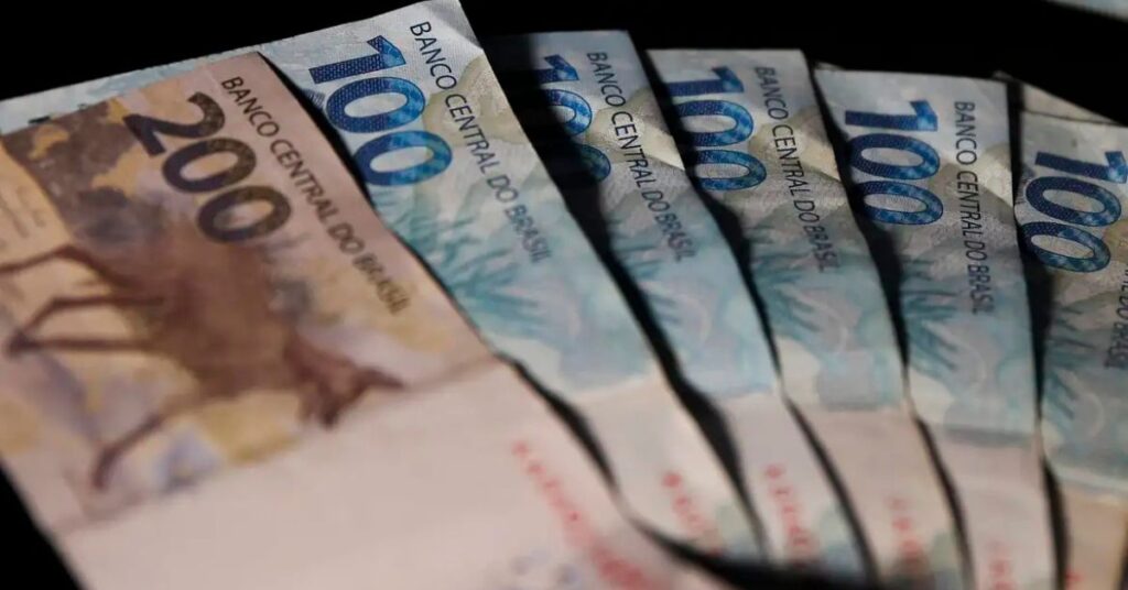 Notas de real representam o reajuste do salário mínimo 2025.