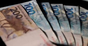Notas de real representam o reajuste do salário mínimo 2025.