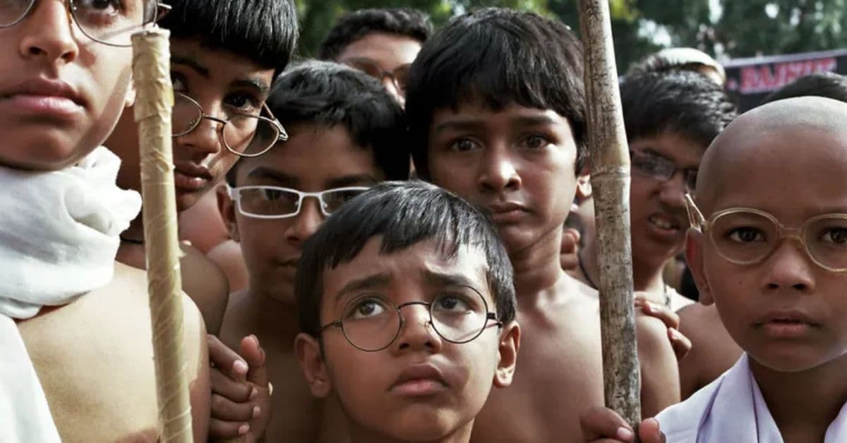 crianças caracterizadas como Gandhi em referência cultural - série sobre Gandhi