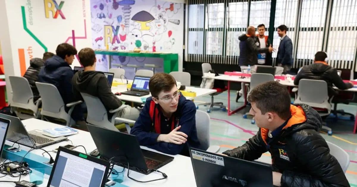 Jovens empreendedores brasileiros desenvolvem projetos tecnológicos e sustentáveis em um espaço colaborativo voltado a startups de impacto social. ALT: jovens brasileiros criam startups de impacto social