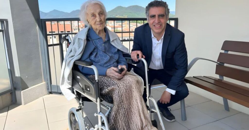 Supercentenária Maria Branyas Morera ao lado do geneticista Manel Esteller, símbolo dos estudos sobre supercentenários.