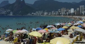 Turistas estrangeiros aprovam o Brasil; na foto, pessoas se divertem em praia carioca.