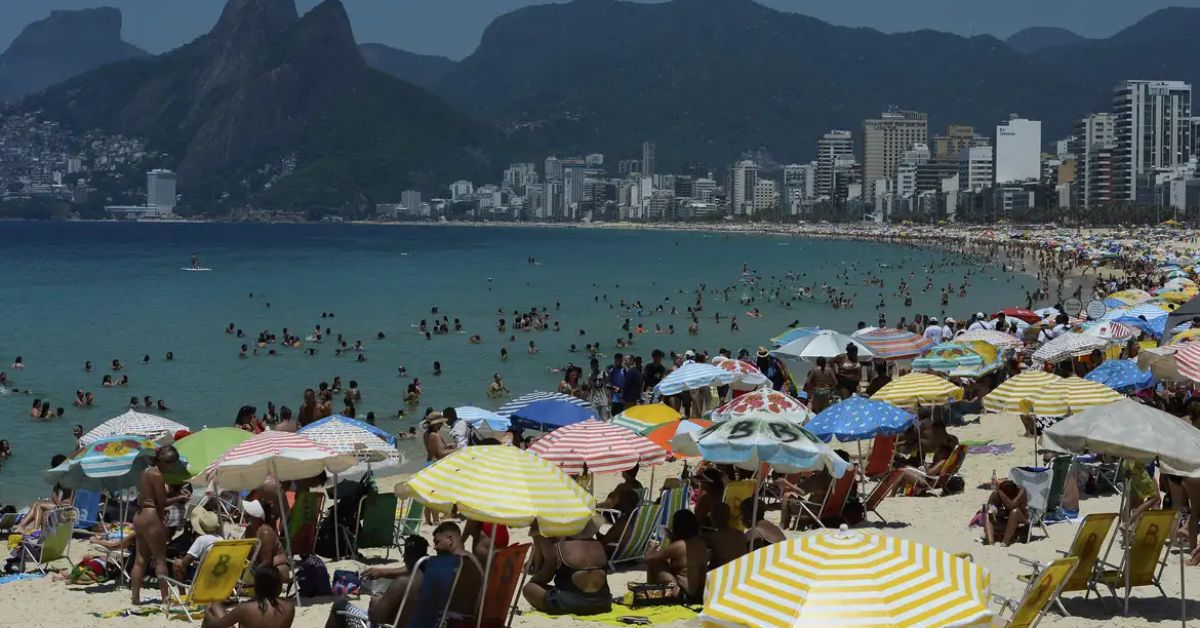 Turistas estrangeiros aprovam o Brasil; na foto, pessoas se divertem em praia carioca.