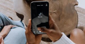 Usuário acessa o TikTok durante debate sobre regras da Austrália redes sociais para menores