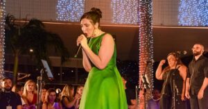 Cantora se apresenta diante do público durante o BS Christmas no BS Design.