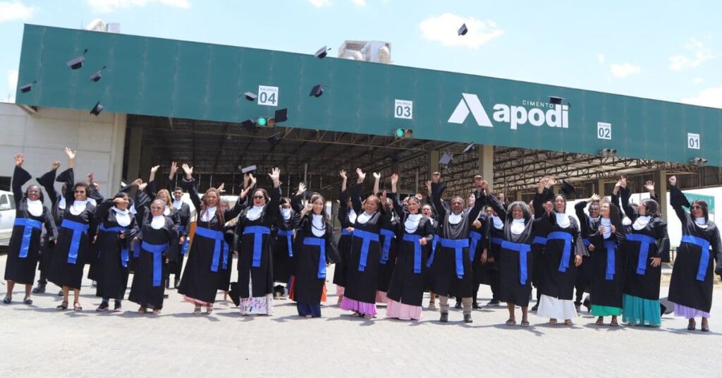 Formandos celebram conclusão dos estudos em projeto da Cimento Apodi e SESI no Vale do Jaguaribe.