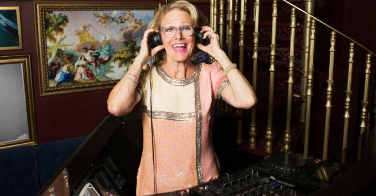 DJ idosa sorri enquanto comanda as pick-ups em Estocolmo.