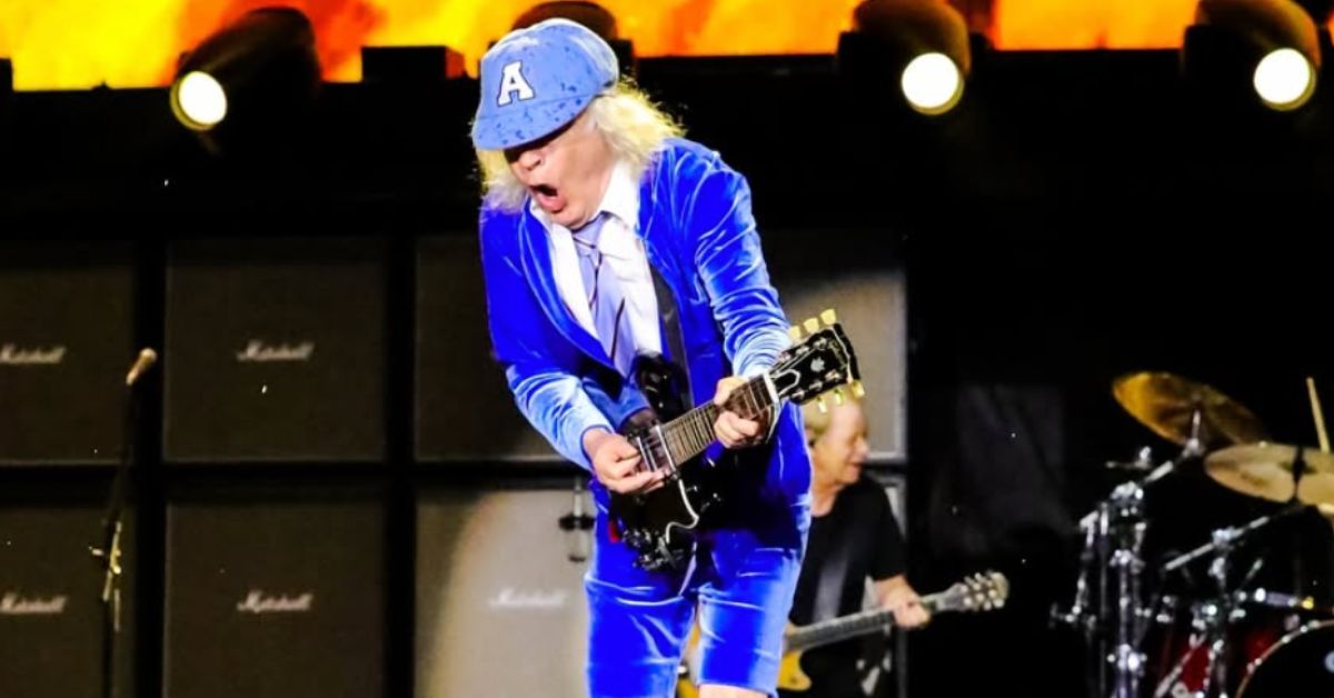Angus Young toca guitarra durante show da turnê Power Up no Morumbis, em São Paulo