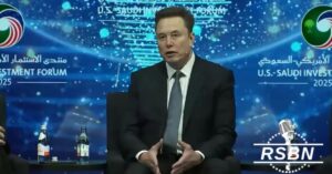 Elon Musk fala sobre o futuro do trabalho durante fórum internacional em 2025.