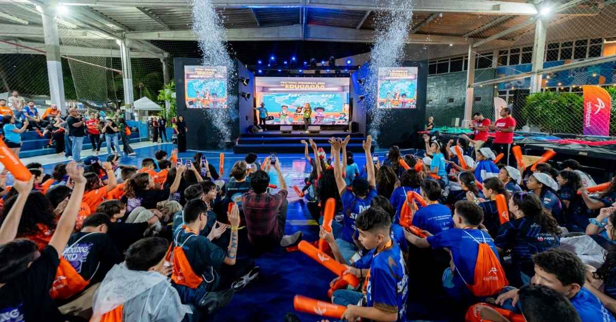 Festival Regional SESI de Educação com estudantes reunidos em abertura do evento