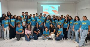 Jovens do IJCPM posam ao lado da equipe do IEL Ceará após encontro sobre carreira e desenvolvimento profissional.