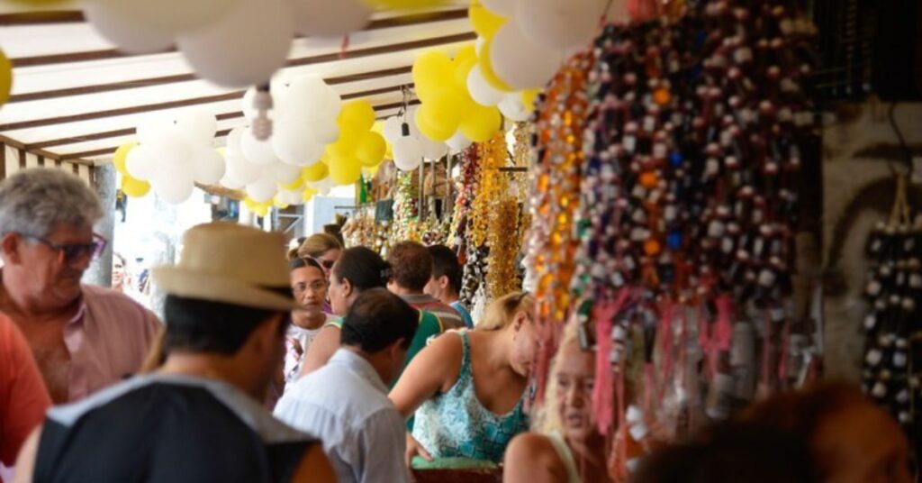 impacto da cop30 no turismo no mercado Ver-o-Peso, com visitantes circulando entre barracas tradicionais