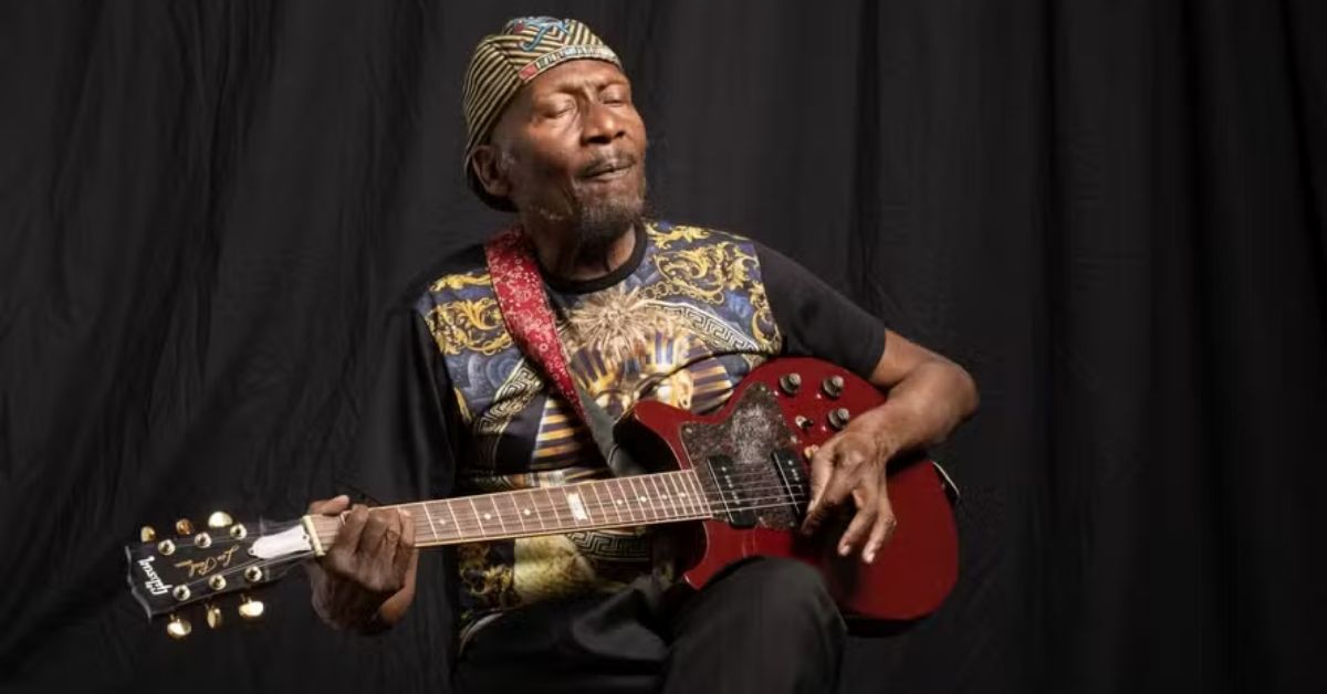 Jimmy Cliff tocando guitarra em estúdio, referência do reggae mundial.