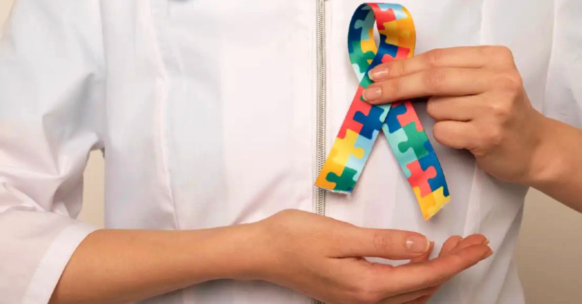 Nova lei diagnóstico autismo p- Profissional de saúde segurando fita colorida com padrão de peças de quebra-cabeça, símbolo associado ao autismo.