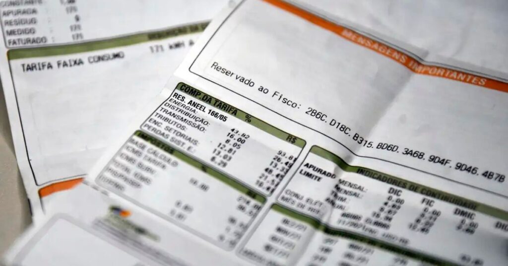 Conta de energia detalhada ilustra impacto da Tarifa Social idosos na redução das despesas. Legenda (com crédito: Marcello Casal Jr/Agência Brasil)