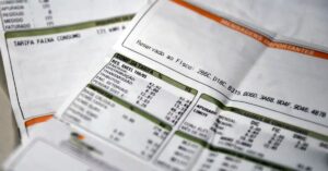 Conta de energia detalhada ilustra impacto da Tarifa Social idosos na redução das despesas. Legenda (com crédito: Marcello Casal Jr/Agência Brasil)