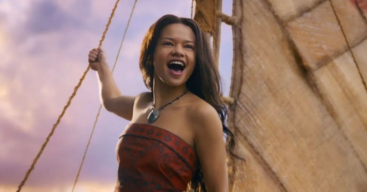 Catherine Laga'aia como Moana no trailer live-action Moana, em cena sobre a canoa.